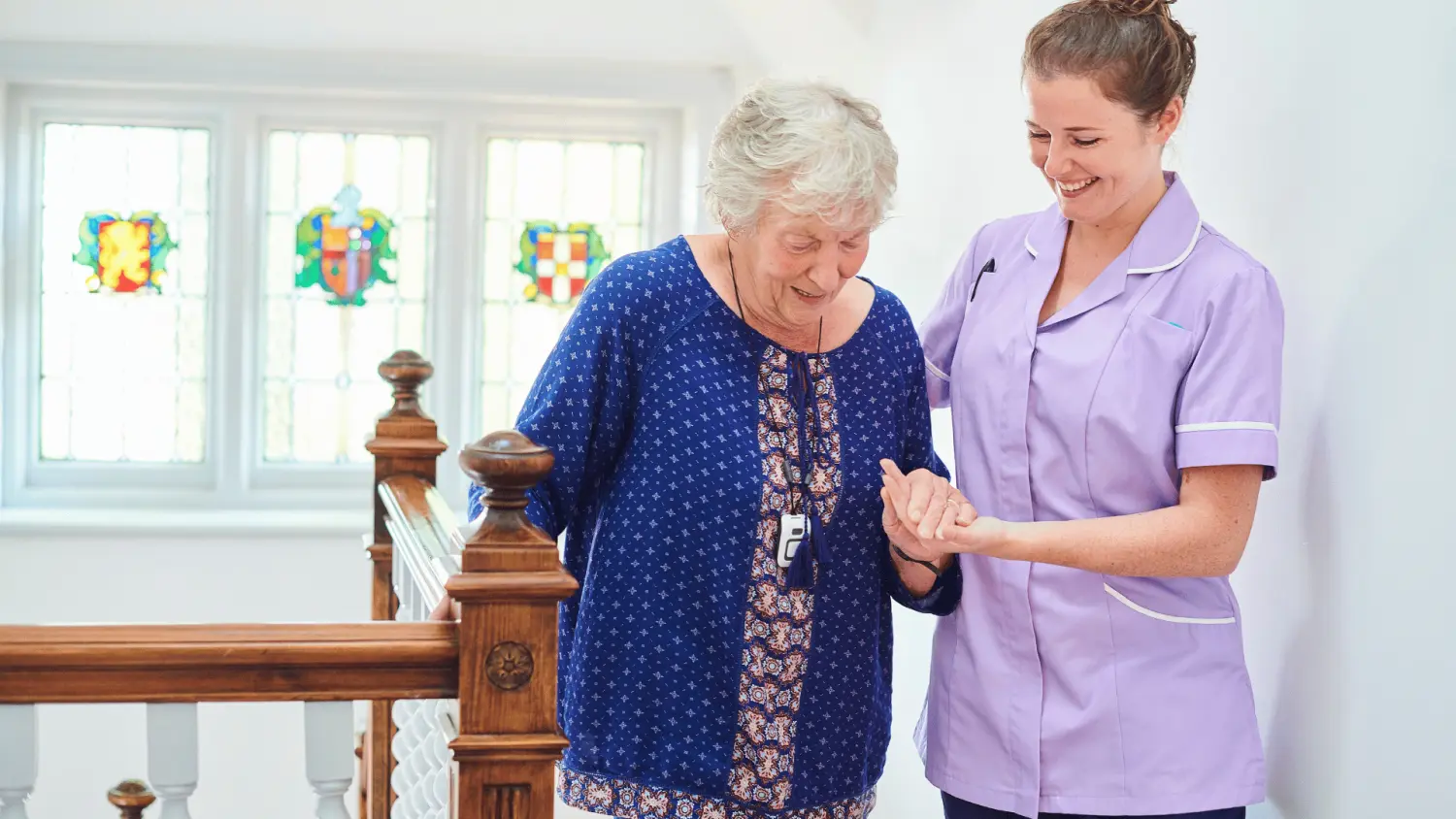 Krankenschwester kümmert sich um eine ältere Dame von Frontida